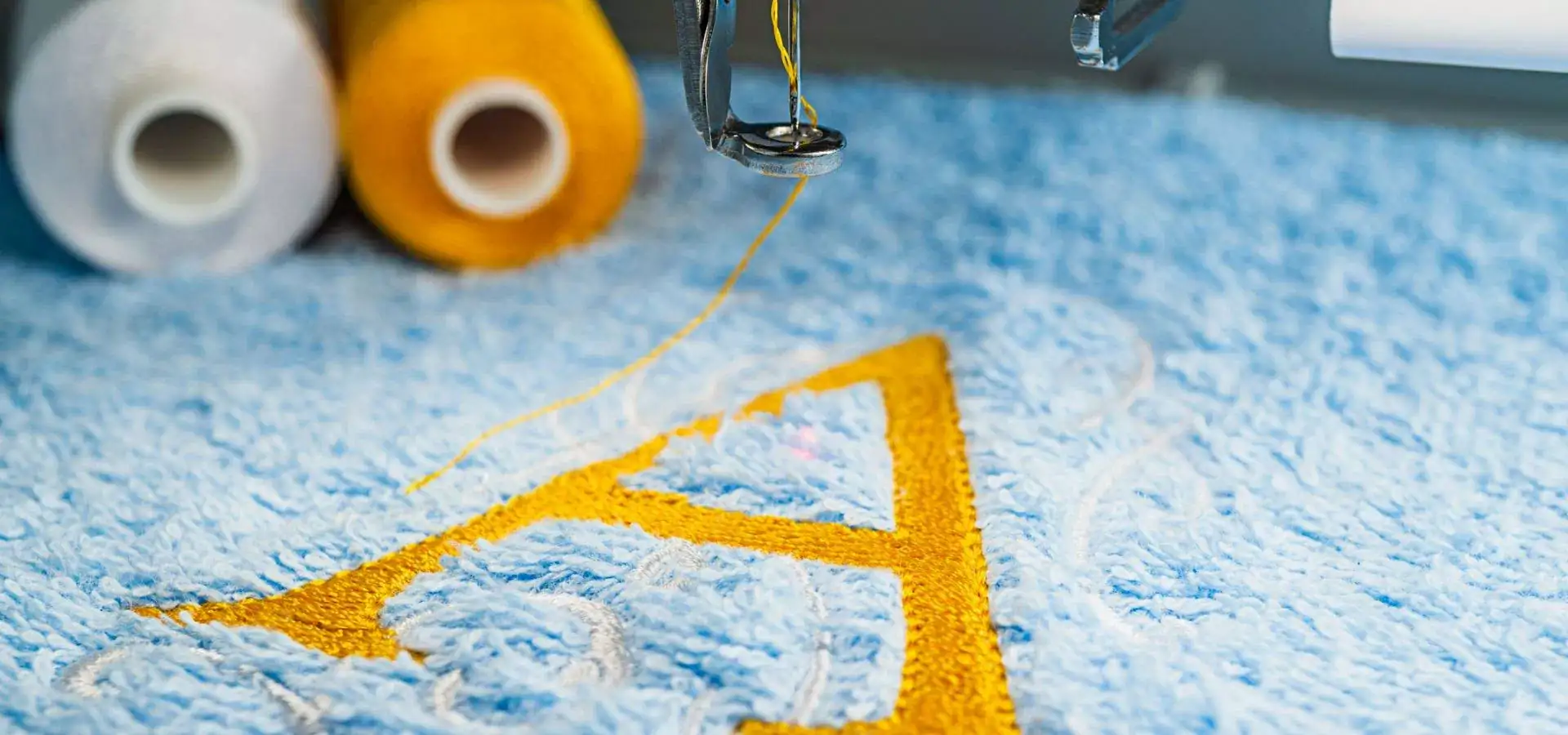 Pomarańczowy haft na niebieskim materiale