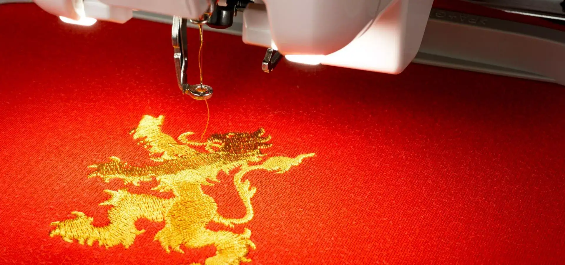 Złoty haft na czerwonym materiale